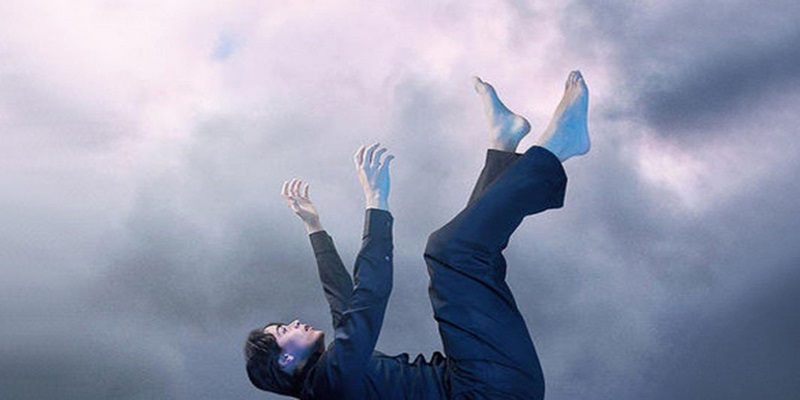 Mộng thấy mình đang đi bị hụt chân xuống hố